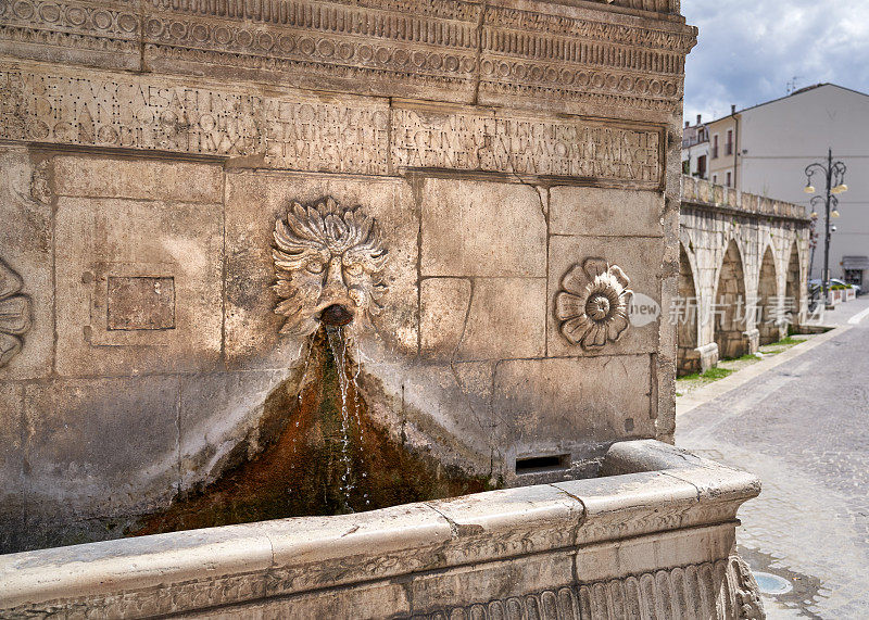 Fontana del Vecchio和哥特式高架渠在意大利，阿布鲁齐